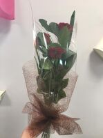 № 245 Букет из 3 роз с зеленью и упаковкой.