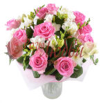 №163 Букет из 11 роз с фрезией 8 шт. с зеленью в нежном оформление.