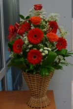 Огромная корзина из роз и гербер с хризантемами и гипсофилой.