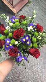 № 255 Брутальный букет из 7 роз, 5 ирисов..