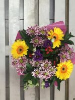 № 303 Букет 3 герберы 4 хризантемы 2 эустомы рускус 3 оформление 1 ветка гиперикума.