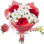 №147 Букет из 3 алых роз и 4 кустовых хризантем в оформление.