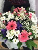 № 194 Букет из герберы, хризантемы с гипсофилой и зеленью.