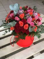 № 306 Букет в коробке три колор 25 роз эвкалипт папоротник.