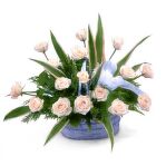 Корзина из 15 белых или кремовых роз. с зеленью