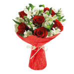 № 269 Букет из 7 красных роз и 4 белых альстромерий.