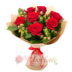 №16. 7 красных роз,гиперикум и упаковка.