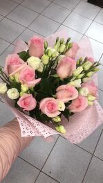 № 244 Букет из 11 роз и 4 эустомы в упаковке