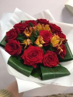 № 257 Букет из 15 роз и альстермерии.