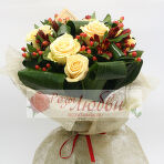 №18. Букет из белых роз (5 шт.) и альстромерий (3 шт.), гиперикума и зелени.