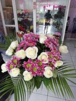 № 233 Букет из 15 роз и 6 кустовых хризантем.