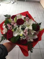 № 335 Букет сборный из 7 роз, лилии ,альстермерии.