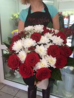 № 191 Букет из Розы и хризантемы с гиперикум и гипсофила.