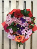 № 304 Букет 4 герберы 4 хризантемы 2 гиперикума 2 эустомы 5 рускуса оформление.