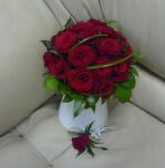 713158114_buket-iz-19-krasnyh-roz-s-krasivoy-zelenyu_