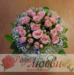 598363757_nejnyy-kruglyy-buketik-iz-kustovyh-roz-s-nipsofiloy-i-dekorom-iz-setki-i-lent_-yarko-i-stilno_