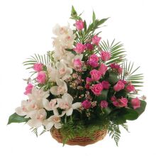 Корзина из роз, орхидей и декоративной зелени, потрясающий воображение подарок.