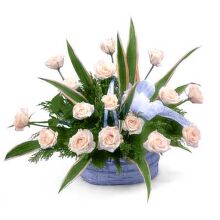 Корзина из 15 белых или кремовых роз. с зеленью