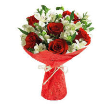 № 269 Букет из 7 красных роз и 4 белых альстромерий.