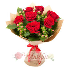 №16. 7 красных роз,гиперикум и упаковка.