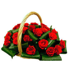 Корзина из 25 красных роз и листьев аспидистры.