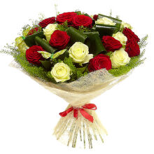 № 457 Букет из 21 красно-белой розы с зеленью.